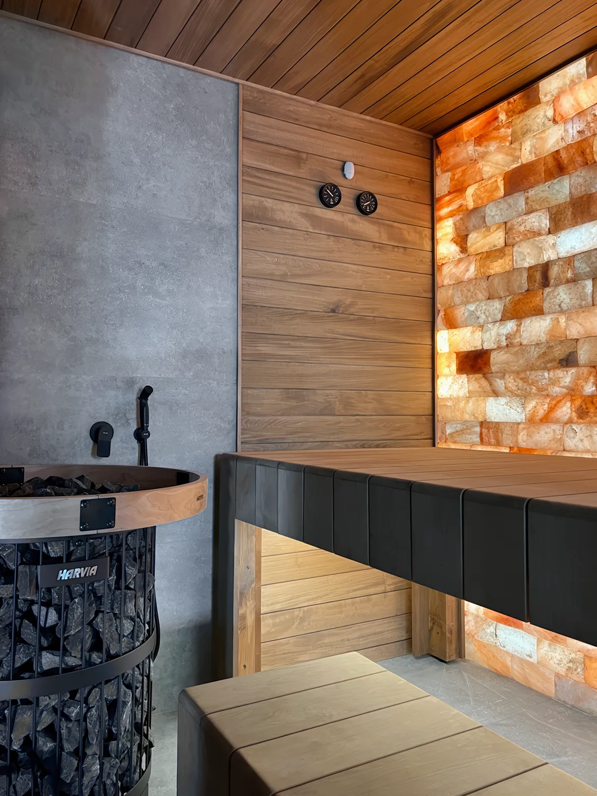 Сауна зі стіною з гімалайської солі